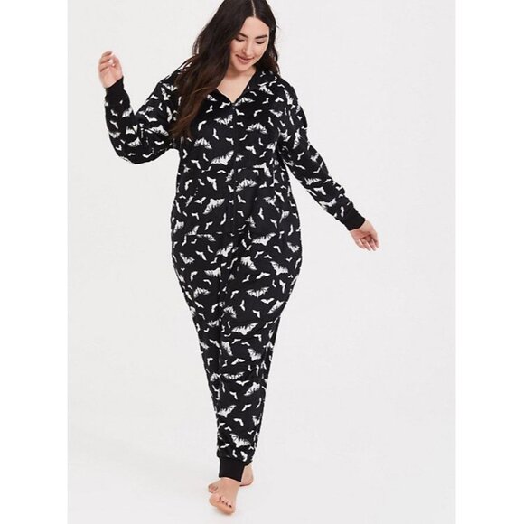 Torrid Black & White Bat Print Fleece Full Length Lounge Pajama One Piece 3/4 - Picture 1 of 6